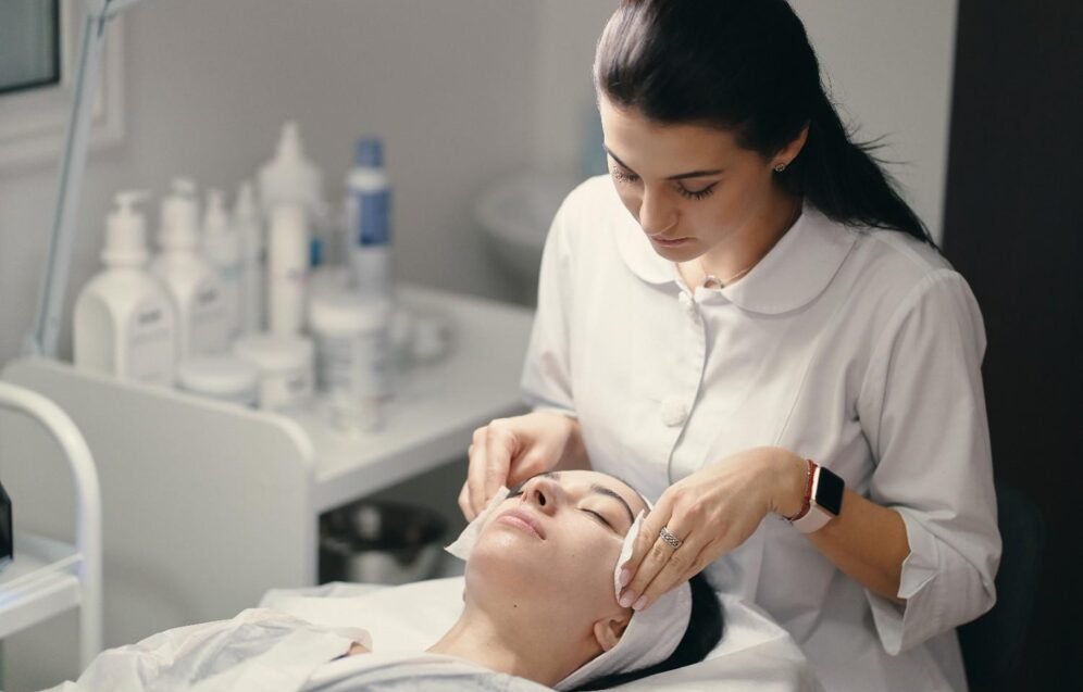 Cosmetic Surgeon in Delhi Cosmetic Surgeon in Delhi